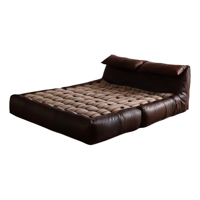 Le Bambole Bed in Buffalo Leather by Mario Bellini for B&B Italia, 1970s For Sale