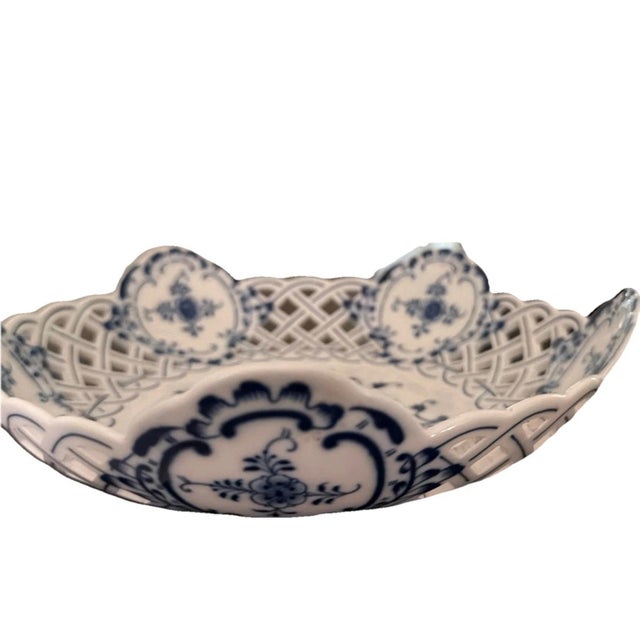 Two Antique Meissen Blue Onion reticulated serving dishes with crossed swords hallmark For Sale In Milwaukee - Image 6 of 17