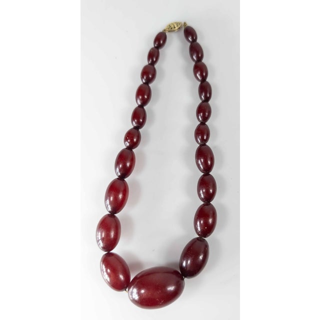 20th Century Art Deco Cherry Amber Bakelite Graduated Bead Necklace For Sale In New York - Image 6 of 11