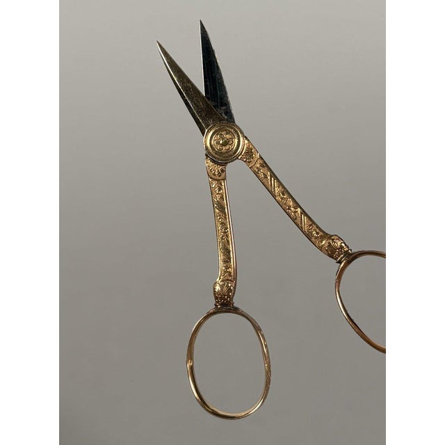 Metal Pair of 18th century sewing scissors in 18k yellow gold (750/1000) For Sale - Image 7 of 7