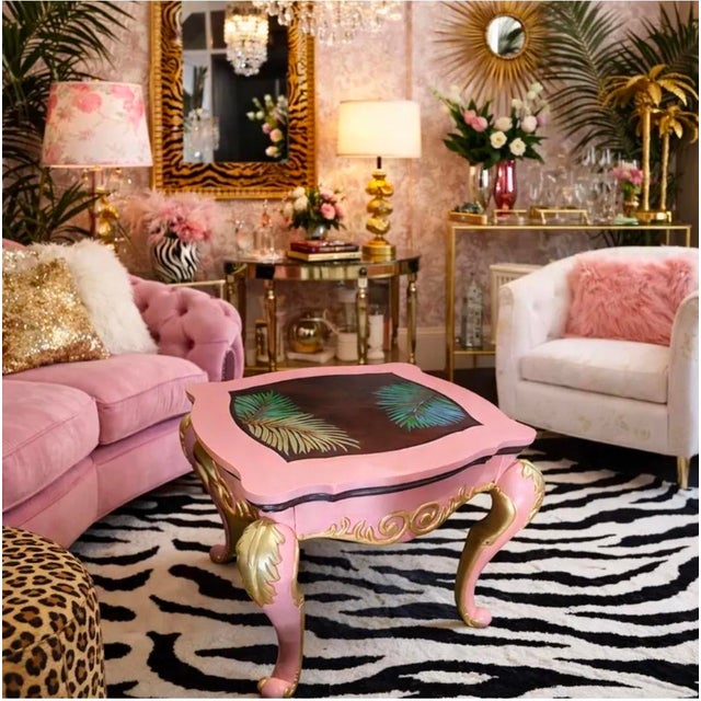 Metal Palm Beach Regency Side Table – Pink & Gold Hollywood Regency Accent Table – Hand Painted Tropical Palm Design – Vintage Glam For Sale - Image 7 of 10