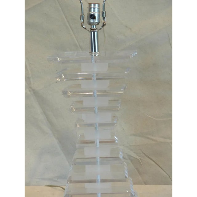 Geometric Mid-Century Lucite Table Lamp For Sale - Image 4 of 10