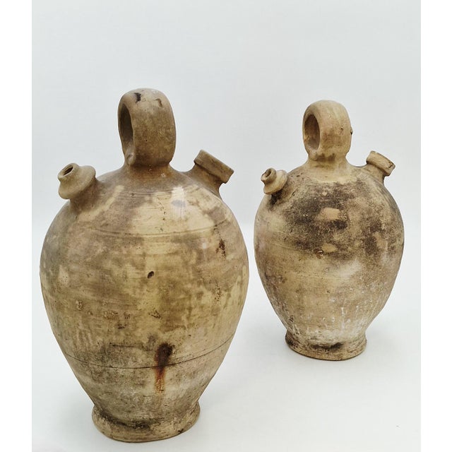 The object is in excellent condition. The small vase measures 32x18cm.