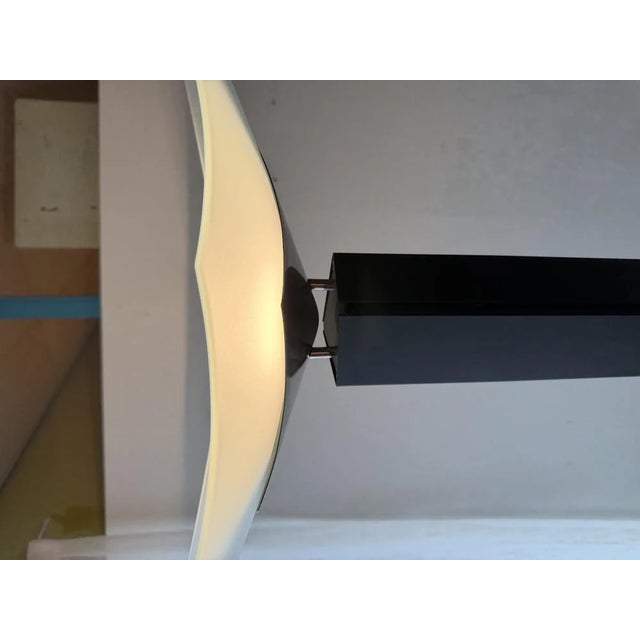 This postmodern floor lamp from the 1980s combines a slender black stand with a large, organically shaped bowl of frosted...