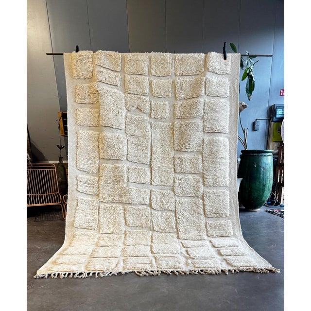 Mid-Century Modern White Textured Geometric Design – Modern Minimal Area Rug For Sale - Image 3 of 7