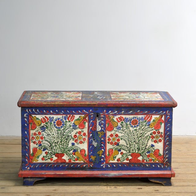 This antique pine chest from the mid-20th century is a real eye-catcher. The piece is richly adorned with hand-painted...