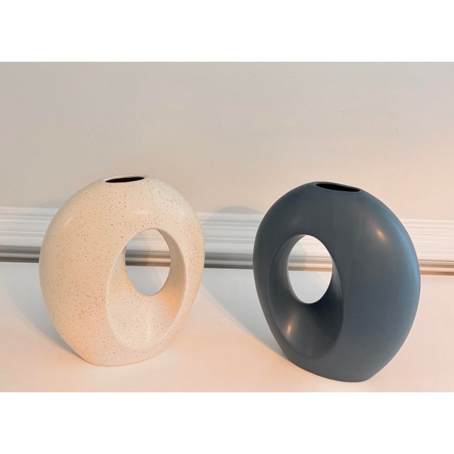 1990s Pair of Portuguese Modernist Sculptural Donut Vases by Sporvil Ceramics | Blue & Speckled White For Sale - Image 5 of 8