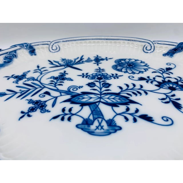20th Century Sword Mark Onion Pattern 1st Choice Serving Plate from Meissen Porcelain For Sale - Image 5 of 9