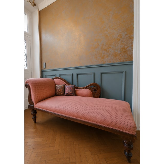 Victorian Walnut Chaise Longue / Daybed with Original Upholstery & Horsehair – c. 1880–1900 An elegant and authentic late...