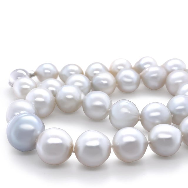 18ct White Gold Graduated South Sea Cultured Pearl Necklace 113.45g For Sale - Image 4 of 8