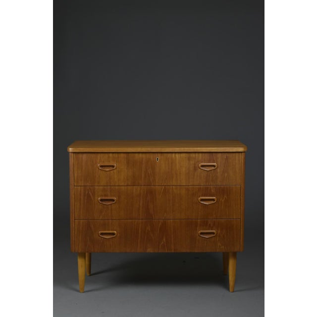 This Scandinavian chest of drawers from the 1960s is a fine example of mid-century modern design. Crafted in teak veneer,...