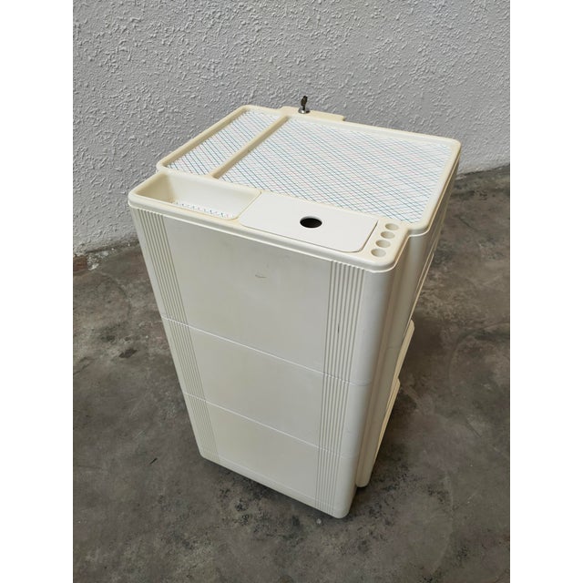 Vintage Side Table in Plastic, 1970, in Very Good conditions. Designed 1970 to 1979