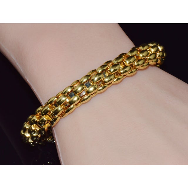 Metal Vintage Fope Flex'it 18k Gold Natural Blue Sapphire Open Cuff Bangle Bracelet For Sale - Image 7 of 15