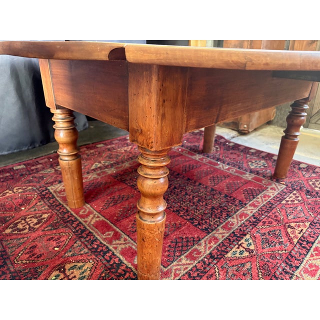 Charming oval coffee table in solid wood, featuring two drop leaves that allow for easy adjustment of its size as needed....