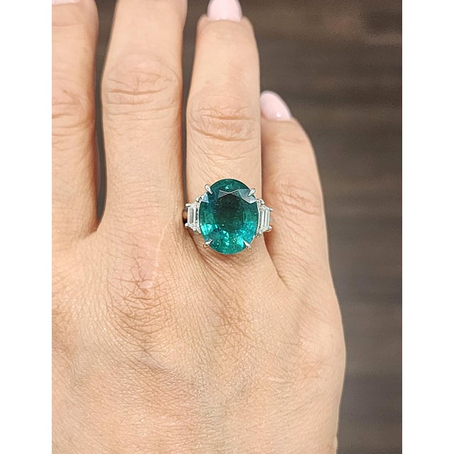 Modern 9.07 Ct Gia Certified Natural Zambian Emerald & Diamond Ring, Size 7 For Sale - Image 3 of 9