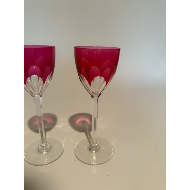 French Early 20th Century Set of 8 Baccarat Harcourt Genova Ruby Crystal Glasses For Sale - Image 3 of 8