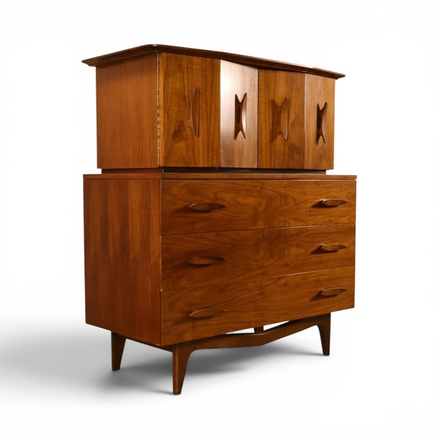 This 1960s Young Manufacturing highboy dresser is a strongly sculptural example of American mid century modern design,...