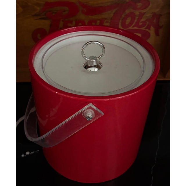 American 1960s Americana Poppy Red Ice Bucket With Clear Lucite Handle For Sale - Image 3 of 3