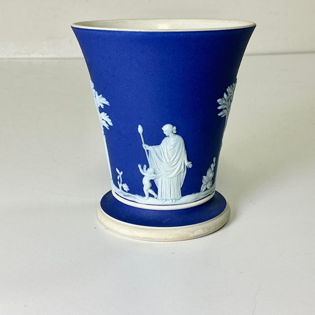 1950s 1950s Vintage Hellenistic Mediterranean Neoclassical English Wedgwood Jasperware Urn Vase. For Sale - Image 5 of 12