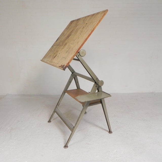 This drafting table, which can also be used as a desk, is a fine example of "Dutch Design". The ingenious mechanism with...