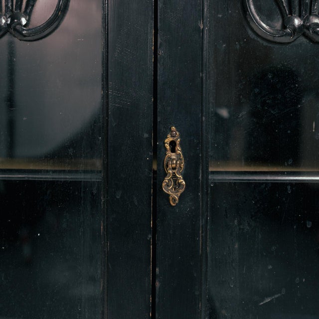 Arts & Crafts Parlour Cabinet in Black Ebonised Wood and Mirror Glass from Maddox & Co., England, 1910s For Sale - Image 6 of 18