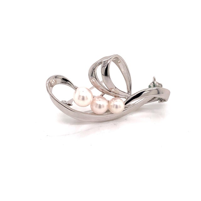Mikimoto Estate Akoya Pearl Brooch Pin Sterling Silver 6 mm 4.89 gr M186 This elegant Authentic Mikimoto Estate sterling...