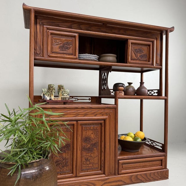 This Japanese kazaridana from the 1930s elegantly combines storage and display in one harmonious piece of furniture....