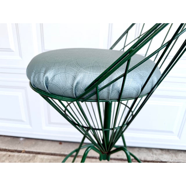 Metal Panton-Style Mid Century Modern Green Wire Bar Stool With Sculptural Spindle Back Mid-Century Modern | 1950s–60s For Sale - Image 7 of 10