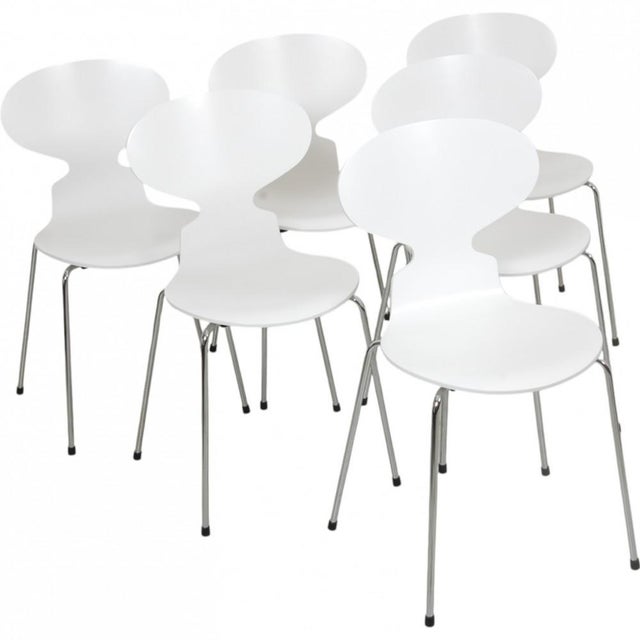 Set of 6 white Arne Jacobsen Ant chairs with a firm back and chrome legs. The chairs are from 2023 and appears in great...