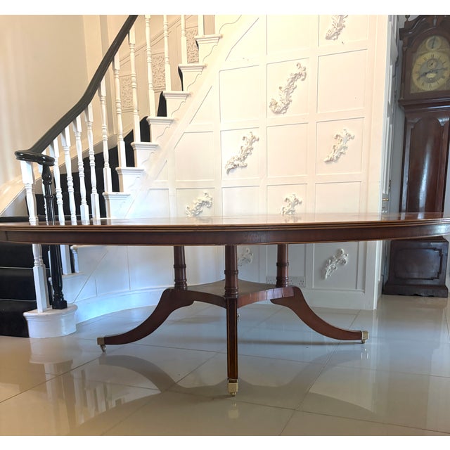 Antique Mahogany and Yew Wood Crossbanded Fourteen-Seater Circular Centre Dining Table, 1920 For Sale - Image 10 of 17