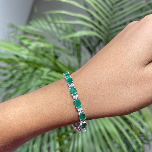 Classic 10.05 Ct Natural Oval Emerald & Diamond Tennis Bracelet in Solid 925 Silver For Sale - Image 4 of 12