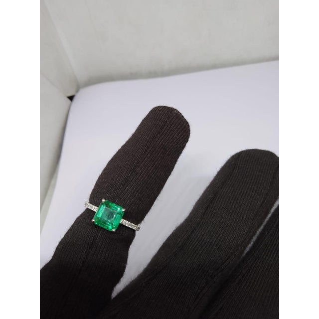 Modern Natural Emerald 2.19cts & Diamond 0.13cts Ring in 18k Gold For Sale - Image 3 of 8