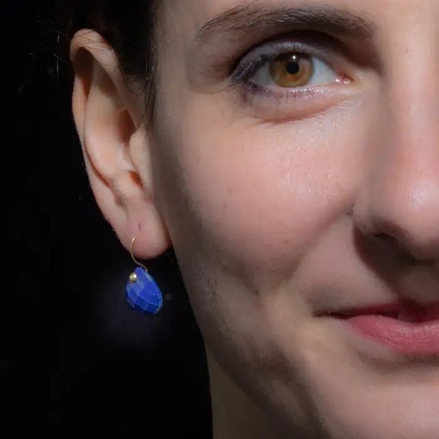 Contemporary Pair of Faceted Lapis Lazuli and 18 Karat Gold Drop Earrings For Sale - Image 3 of 4