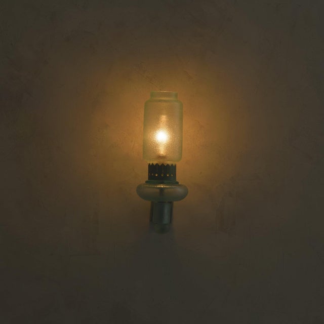 An Italian wall sconce from the 1940s, attributed to Flavio Poli for Seguso. The sconce is executed in pale celadon-toned...