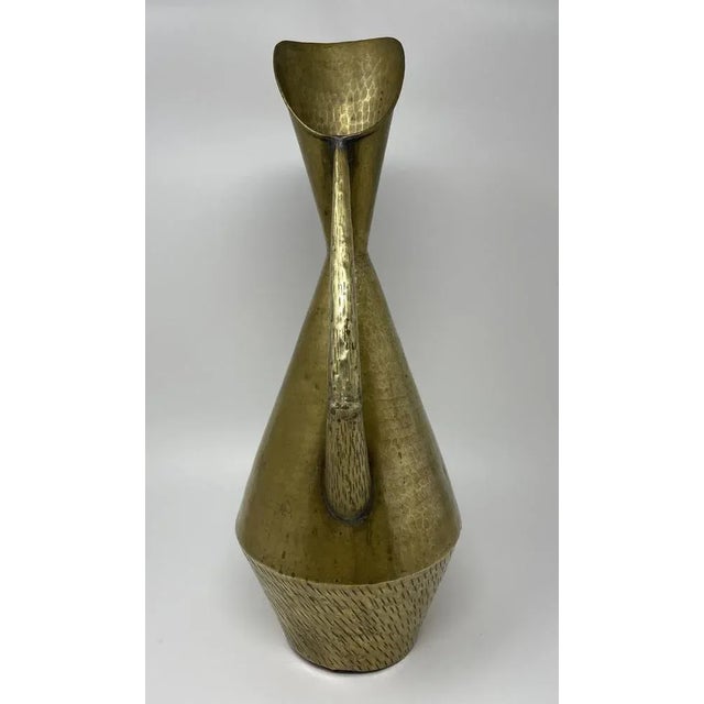 The jug has repairs on the ground. Some dents on the body. Delle on the ground is therefore a bit balanced by felt...