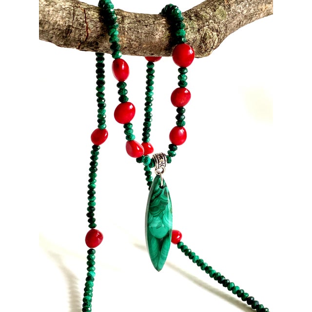 Artisan Genuine Malachite Necklace With Large Sculptural Pendant and Red Bamboo Seeds Detail For Sale - Image 12 of 17