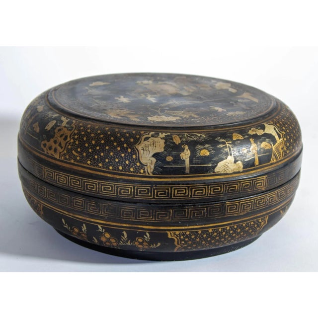 Large Chinese Export Round Black Lacquered Gilt Painted Covered Box 1950s For Sale - Image 4 of 9