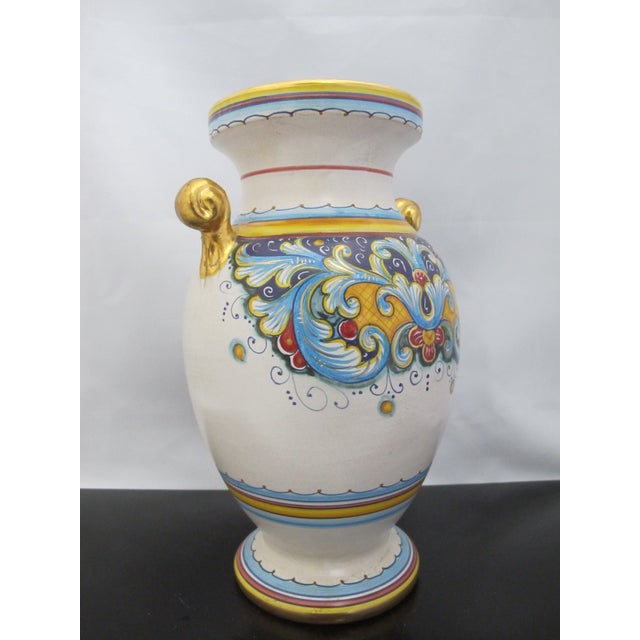 Deruta Gialletti Deruta Italian Majolica Pottery Brightly Hand Painted & Gold Urn Vase For Sale - Image 4 of 12