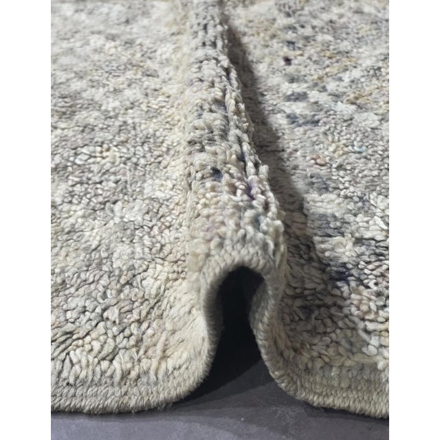 Neutral Vintage Moroccan Area Rug – Minimalist Berber Carpet This vintage Moroccan area rug features a beautifully subtle...