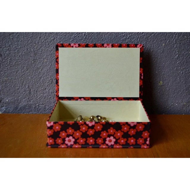 A delicately bohemian and deliciously pop case for precious jewelery as well as for sewing and DIY items, this box is made...