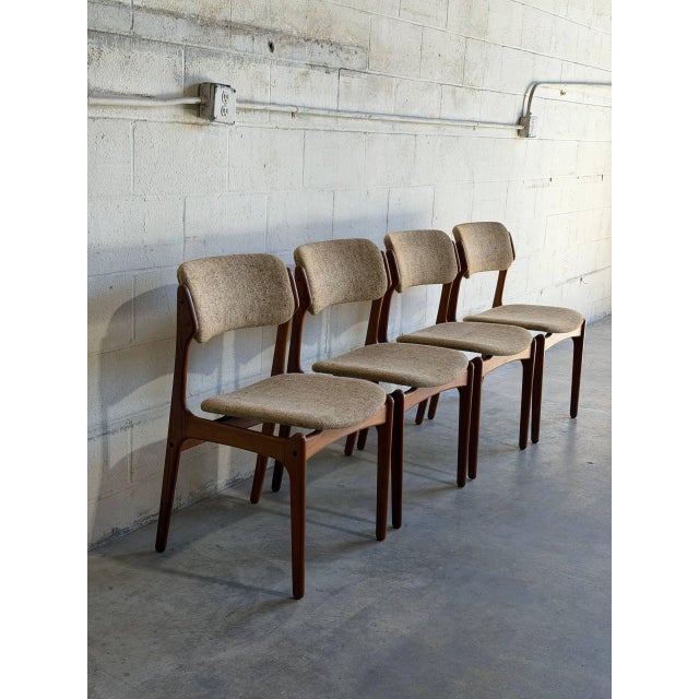 This exceptional set of 4 dining chairs features a fluid organic silhouette with curved floating backrests and sculpted...