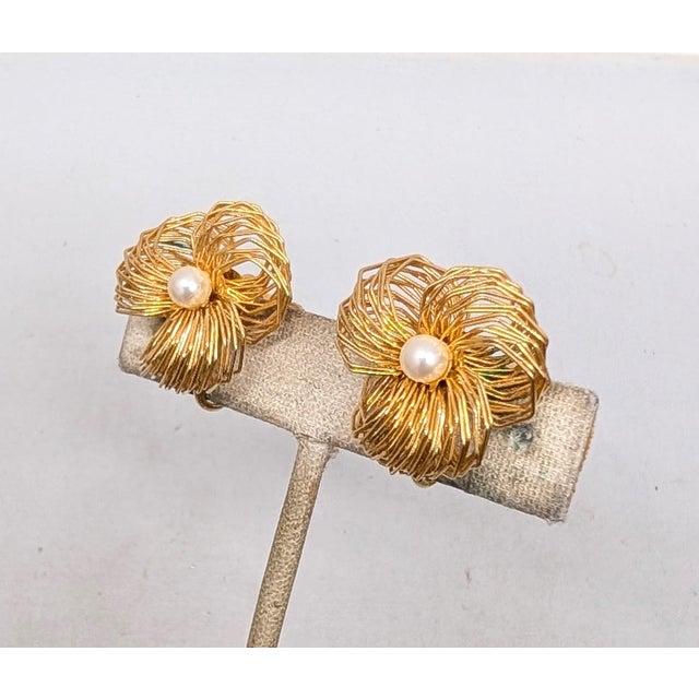 American Vintage 1980s Signed Les Bernard Goldtone Faux-Pearl Flower Clip Earrings-2 Pieces For Sale - Image 3 of 8