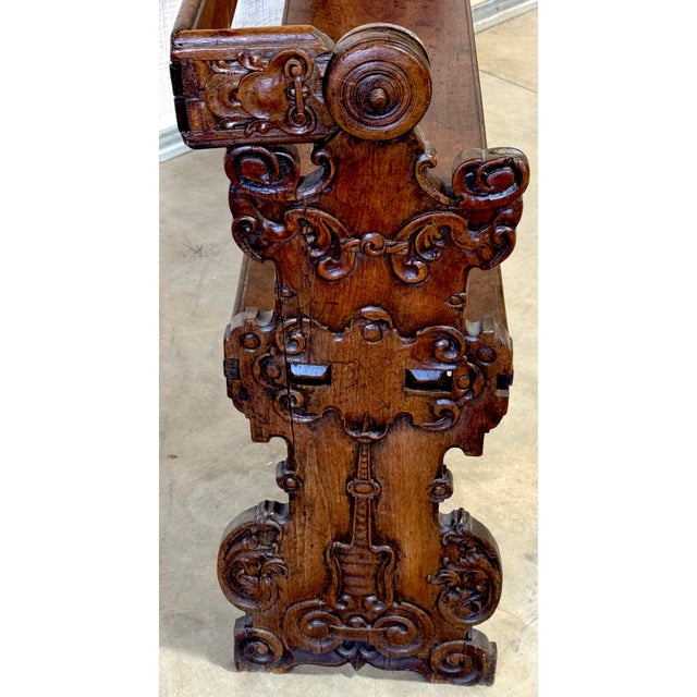 Italian Baroque Carved Walnut Revolving Hall Bench, Late 17th–Early 18th Century For Sale In West Palm - Image 6 of 15
