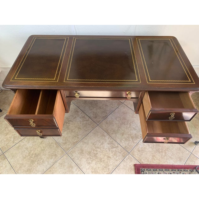 1970s Vintage Georgian Style Mahogany Leather Top Writing Desk For Sale - Image 5 of 11