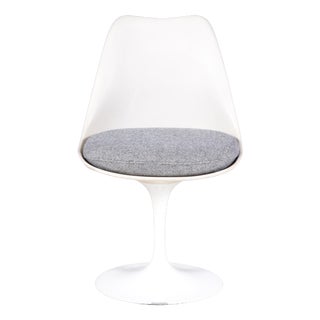 Tulip Side Chair in White Coated Aluminium with Plastic and Fabric Cushion by Eero Saarinen for Knoll Int. USA, 1970s For Sale