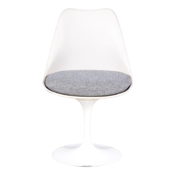 Tulip Side Chair in White Coated Aluminium with Plastic and Fabric Cushion by Eero Saarinen for Knoll Int. USA, 1970s For Sale