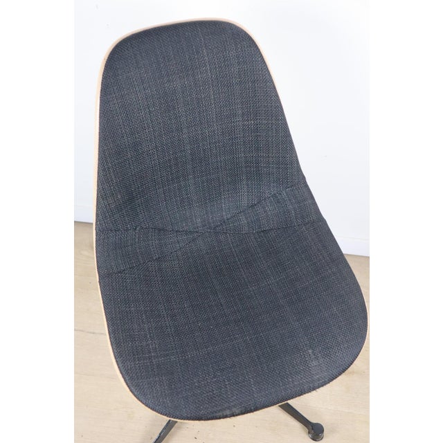Adjustable Swivel Chair in Fiberglass by Charles and Ray Eames for Herman Miller, 1960s For Sale - Image 6 of 16