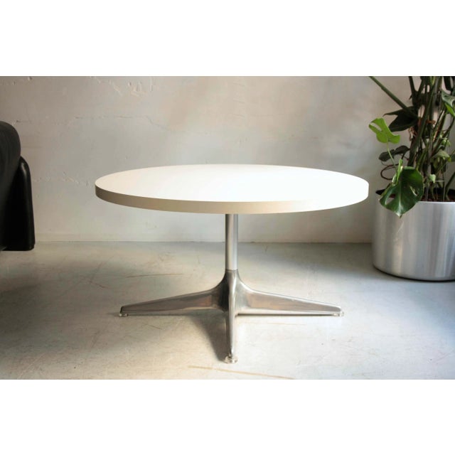 Timeless coffee table made to last. Round table top in white on a heavy aluminum base. Diameter approx. 100 cm Height...