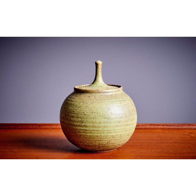 Ceramic Vessels with Lid and Vase in Green by Tom McMillin, USA, 1960s, Set of 5 For Sale - Image 16 of 18