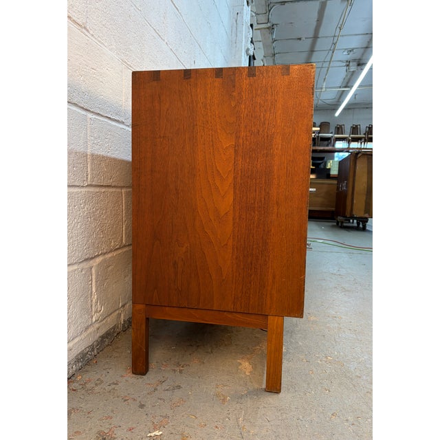 Mid 20th Century Walnut Nine Drawer Dresser by Detroit Furniture Co. For Sale - Image 4 of 15